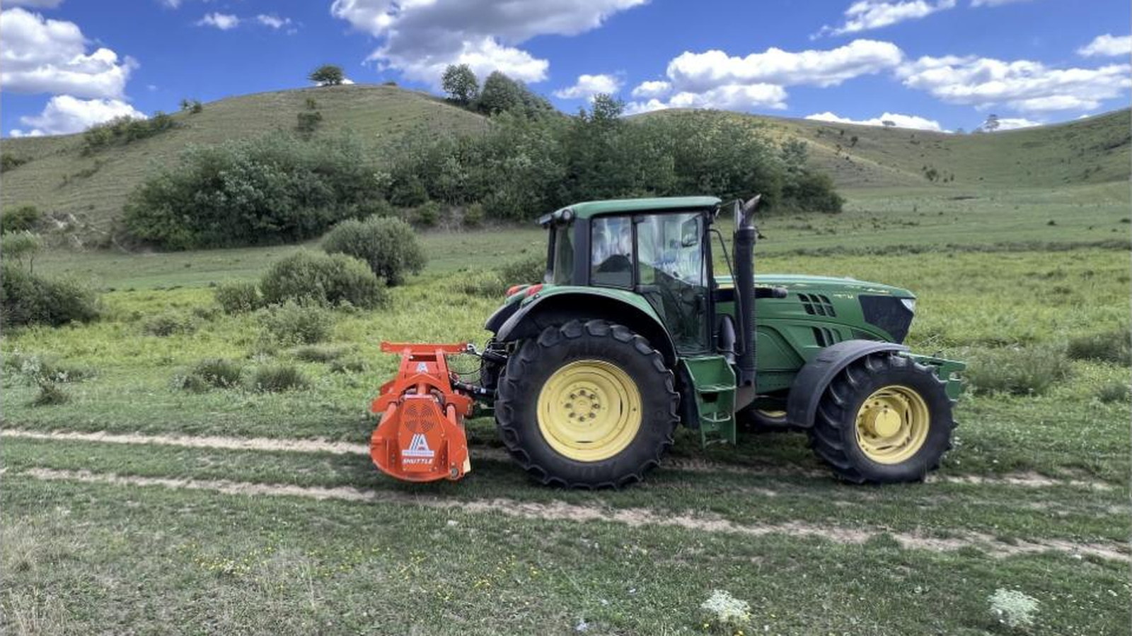 Traktor szárzúzóval egy magyar dombvidéki legelőn