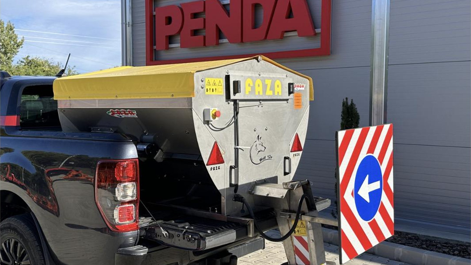 A PENDA Kft. szadai telephelye egy kommunális szóróberendezéssel